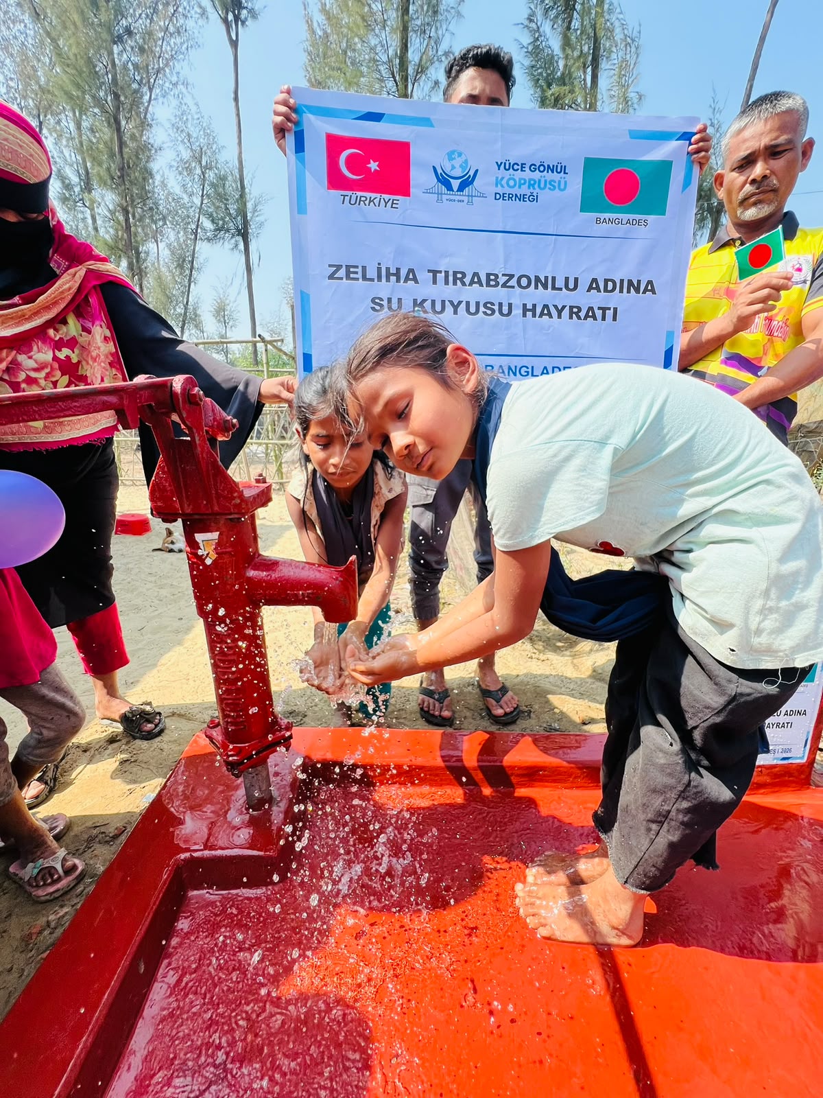 BANGLADEŞ ARKAN KAMPLARINDA MÜSLÜMAN KARDEŞLERİMİZE TEMİZ SU ULŞATIRIYORUZ.